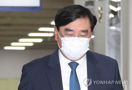 지난 2020년 10월6일 당시 천안함 좌초설을 주장한 혐의로 기소된 신상철 전 민군합동조사단 위원이 서초구 서울고등법원에서 열린 항소심 선고공판에 출석하고 있다. 같은해 12월 대통령 직속 군 사망사고 진상규명위원회는 신 전 위원이 제출한 진정을 이유로 천안함 폭침으로 순국한 용사들에 대한 사망 원인 재조사를 결정한 것으로 올해 3월말 확인됐다.[자료사진=연합뉴스]